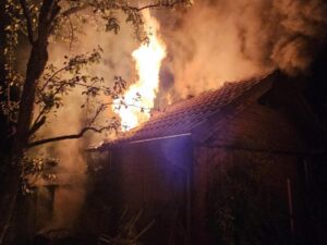 Brand Garten Hütte im dicht verbauten Wohngebie
